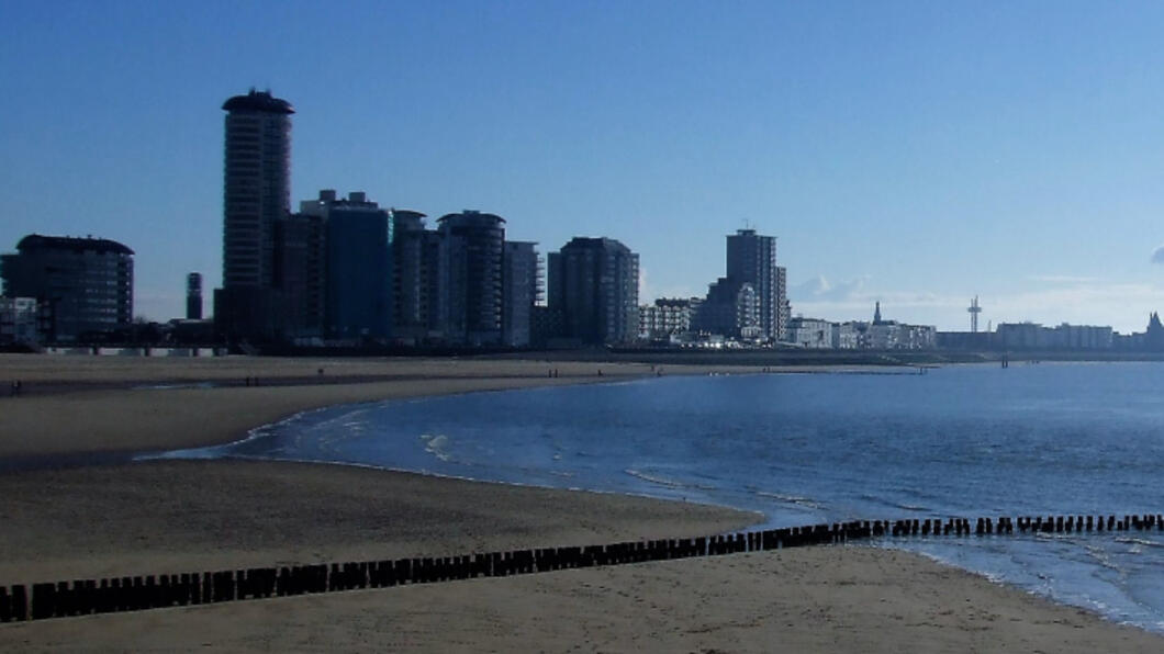 foto van strand en boulevard van Vlissingen