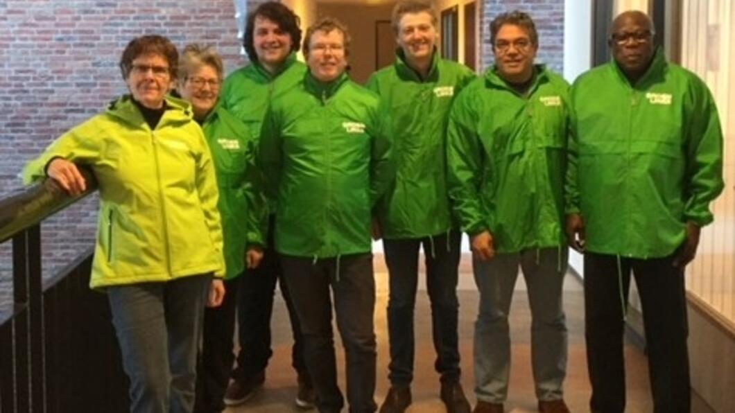 foto van fractieondersteuners van GroenLinks in hun groene GroenLinks jassen