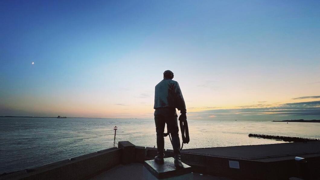 Frans Naerebout kijkt uit over Westerschelde