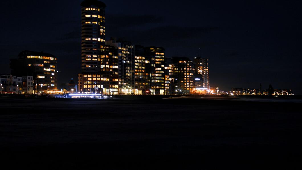 Vlissingen in het donker met de lichten aan op boulevard