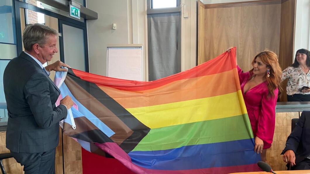 GroenLinks biedt Lhbtiqa+ vlag aan aan wethouder