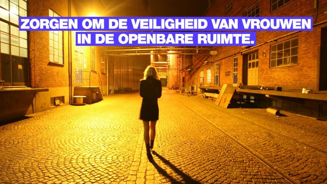 vrouw alleen op straat in het donker
