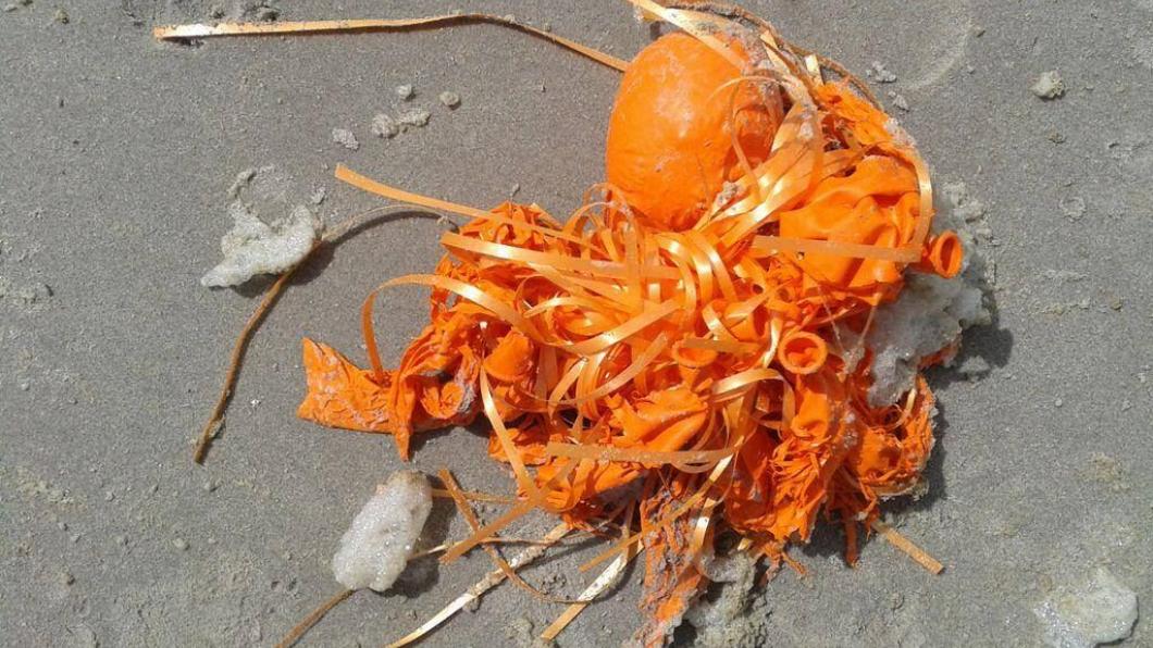 Koningsdagballonnen op strand