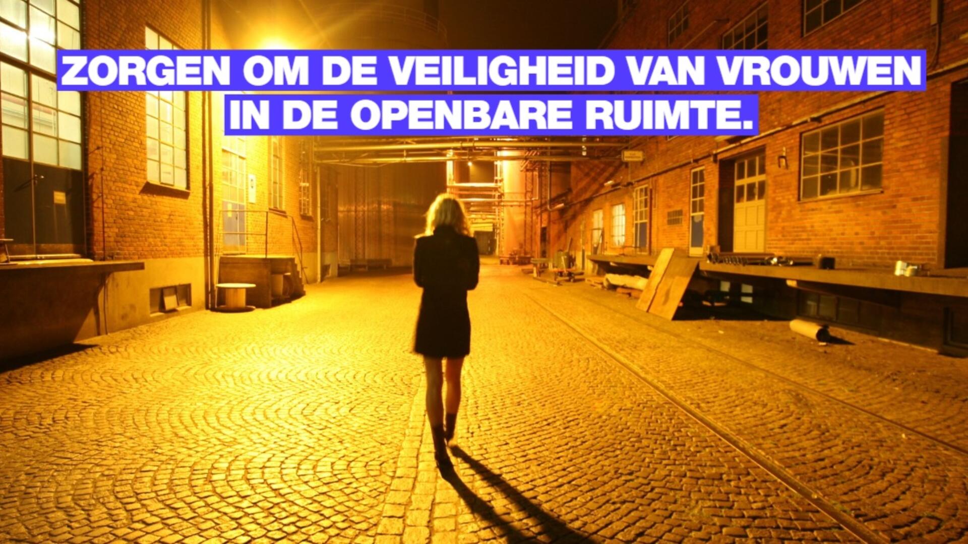 vrouw alleen op straat in het donker